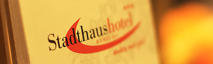 Panoramabild: So stilvoll wie das Hotel selbst, zeigt sich auch das Gästebuch mit dem Schriftzug des Stadthaushotels, mit viel Liebe zum Detail und in warmen Tönen.