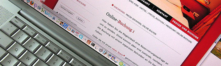 Panoramabild: Computerbildschirm auf dem die Onlinebuchung des Hotels angezeigt wird. Eine schicke moderne Darstellung in einem schicken modernen Laptop &ndash; klar strukturiert und scharf abggebildet.
