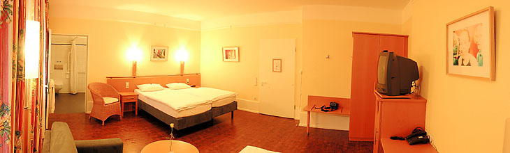The Family room in a warm athmosphäre. Gentle light. Room and Bathroom are large and accessible to people with handicap.