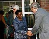 Anna Mkapa wird von Kai Wiese begrüßt.