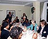 Anna Mkapa mit ihrer Delegation und Vertretetern des Vereins jugend hilft jugend bei einem ungezwungenes Essen.