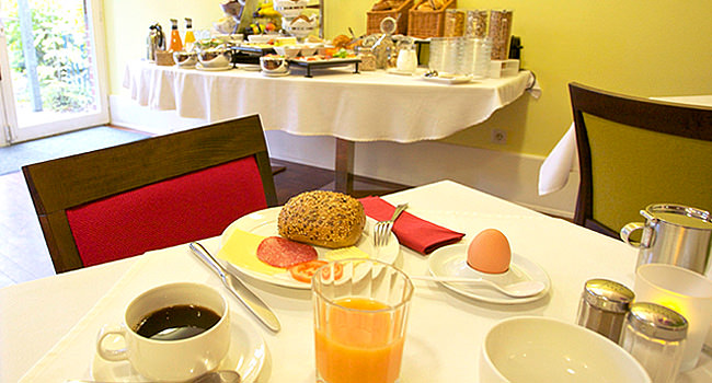 Rolls, egg and orange juice